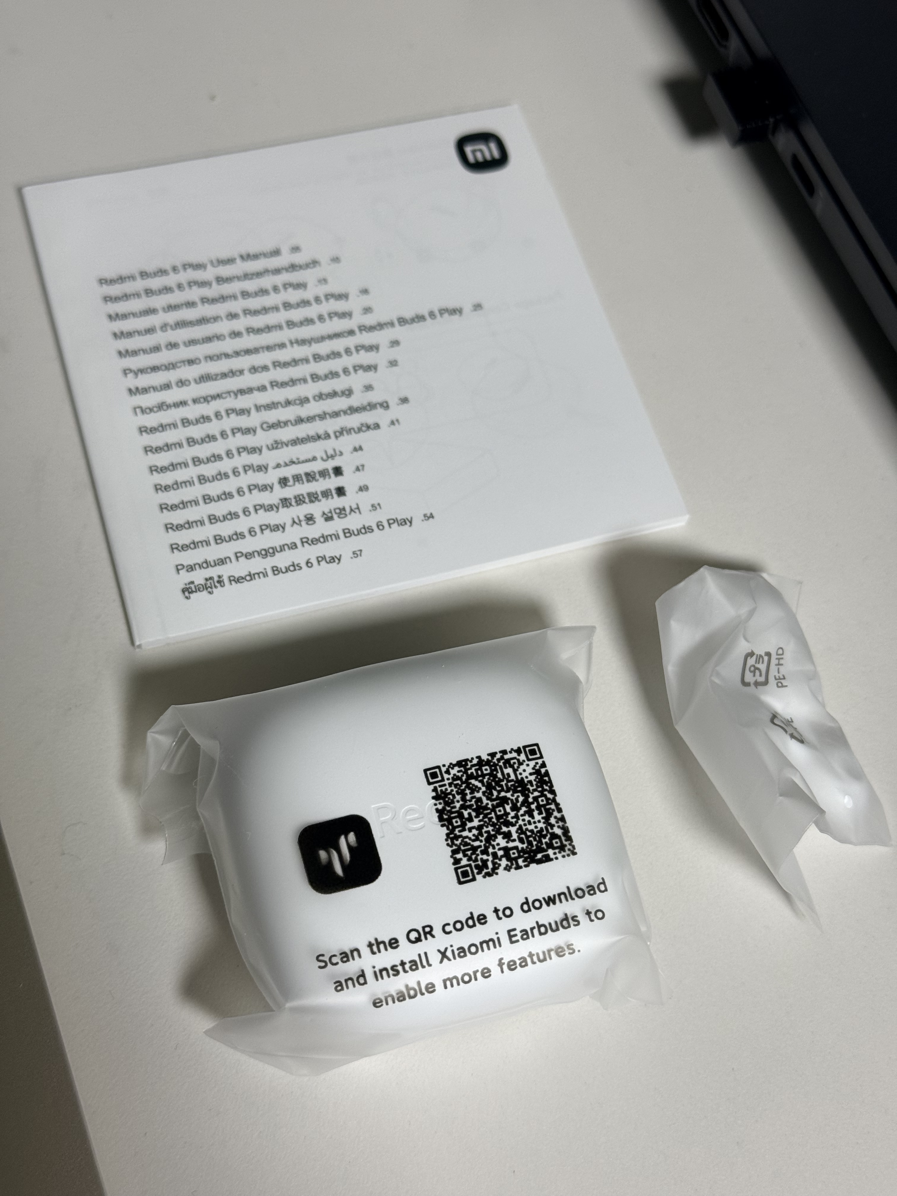 언박싱된 이어폰 본체